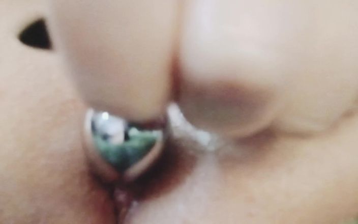 WildFlawiii: Real amateur jugando con su culo y su coño desordenado