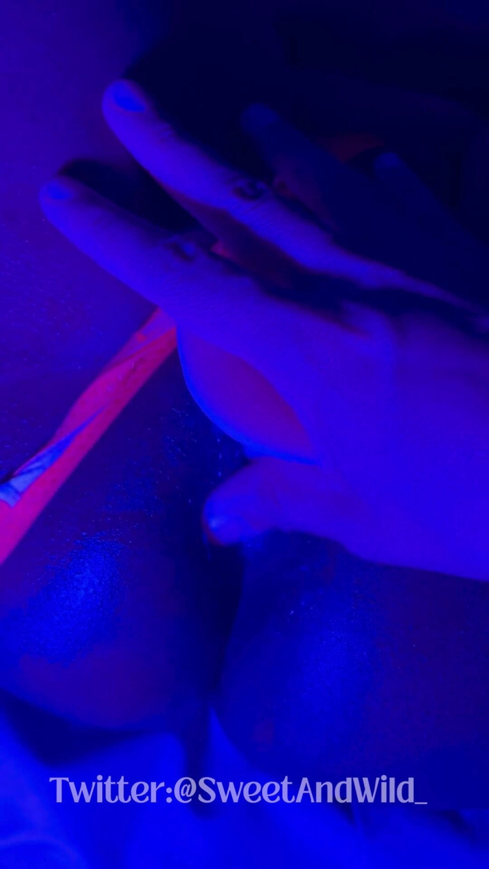 AfroLatinCouple: Murzynka bogini wycieka neonowe stringi i dildo tryska
