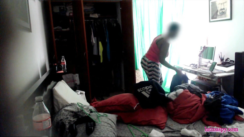 Latinaspy: Black and thick tocaculos wants to play with his dick