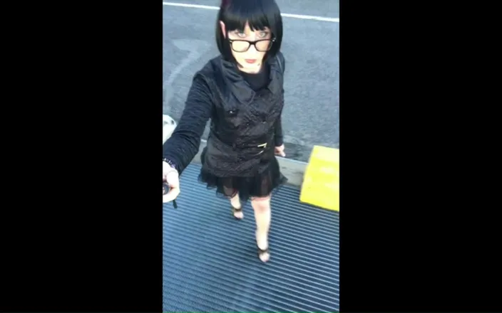 Andreina Naty: Andreina Is a Seductress on the Street - Amazing Legs and...