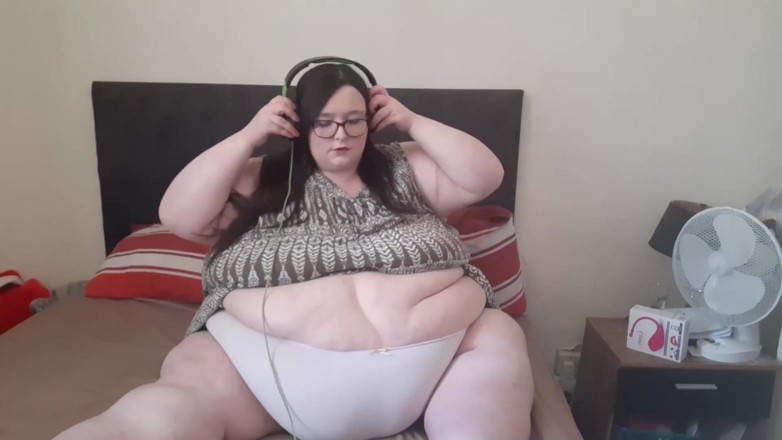 SSBBWLadyBrads: Gamer girl cums whilst gaming