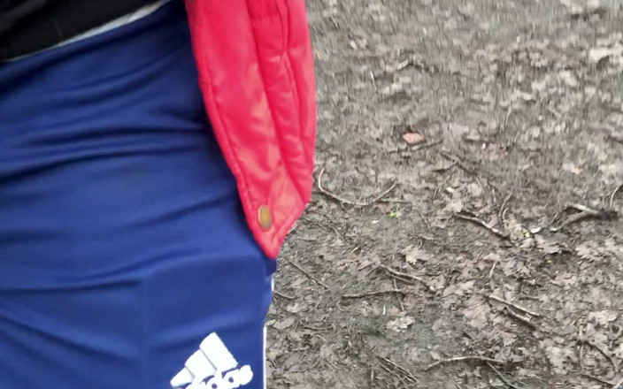 MrMagicDevil: 冬で、外はとても寒いです。下着を着て、外に出てる