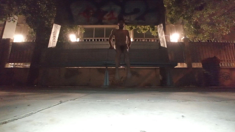 Dan Eagle: Nahá venku na autobusové zastávce