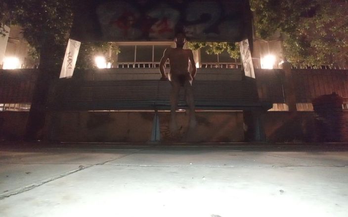 Dan Eagle: バス停で裸の屋外