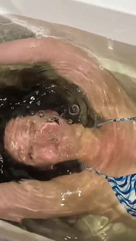 Schwache Meerjungfrau, die unter Wasser den Atem anhält und neckt