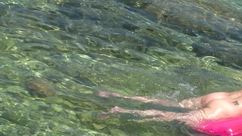 Cryptostudios: Calda bionda che posa nuda sulla spiaggia