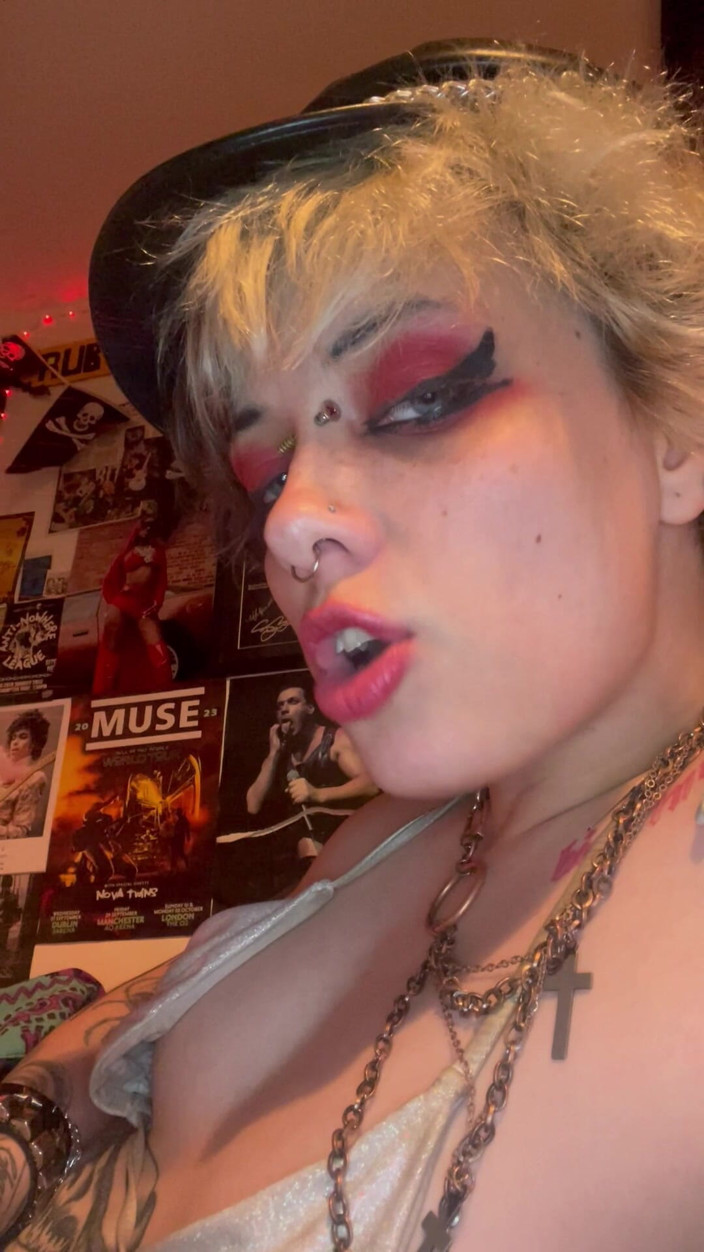 Glitterqueen1999: Fată gotică Glitterqueen1999 își întinde nasul cu nas la nas cu Ni