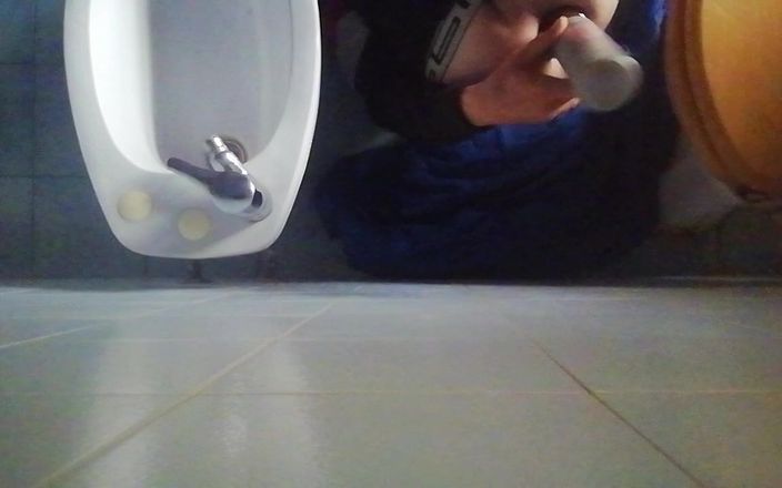 Culopeke: 男人绑她的腿并张开她紧致的屁股