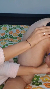 Mädchen fickt mann mit einem riesigen schwarzen buttplug in den arsch, während sie einen schnellen handjob gibt