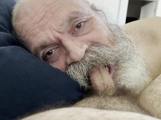 FuzzyBeardBoy: Großer schnurrbart papi-bär lutscht Fuzzybeardboy schwanz