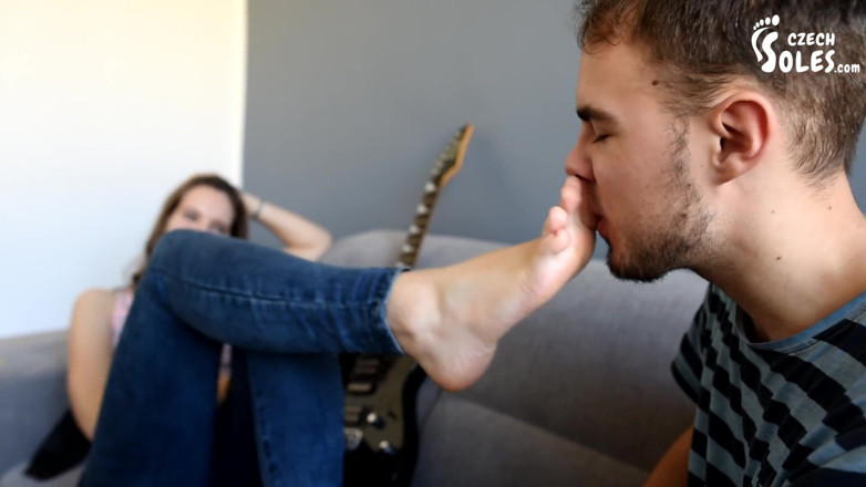 Czech Soles - foot fetish content: Hei! Te holbezi la picioarele mele?