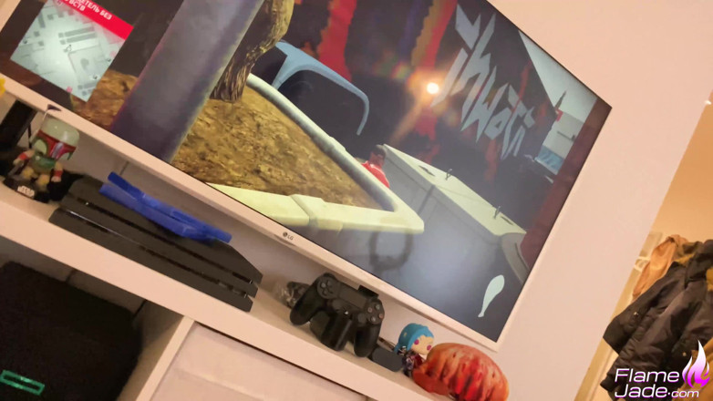 Flame Jade: Abgelenkte freundin von sinnlichem sex auf der playstation