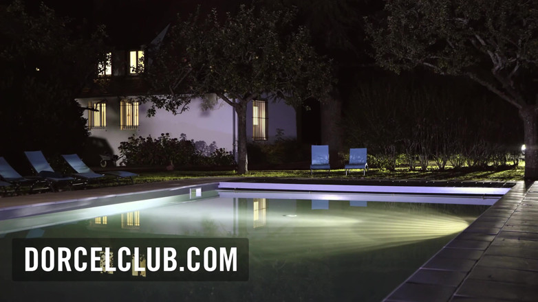 Dorcel Club: Büyük memeli Anna Polina ile ormanda seks