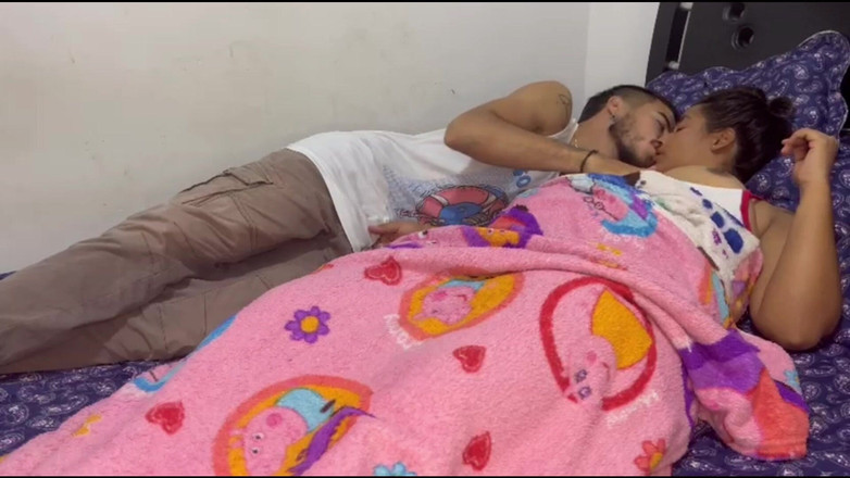 Miaandaxel: 彼女は一人で家にいて、私に会いに来てほしいと頼んできました