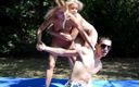 European Erotic Mixed Wrestling Club: Twee hete lesbische babes worstelen terwijl de jongen toekijkt