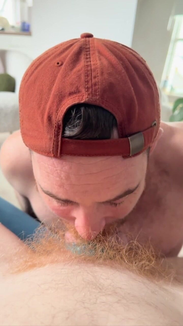 8IncherGinger: Sexy man pijpt monster blanke pik