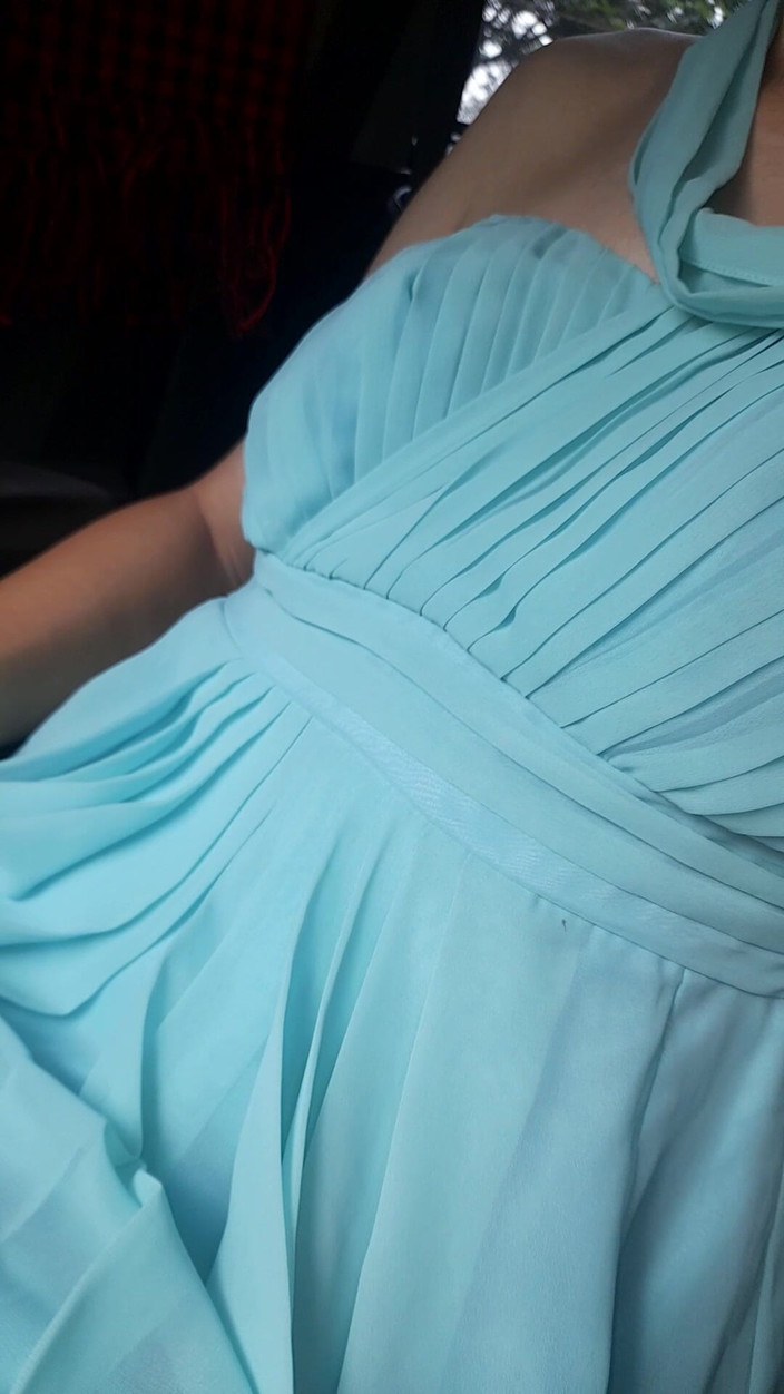 Naomisinka: spust ubrany w niebieską sukienkę szyfon z satynową podszewką