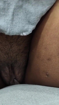 Imprensa de peitos quentes no quarto ... garoto amigo pressionando os peitos da amiga removendo o vestido noturno