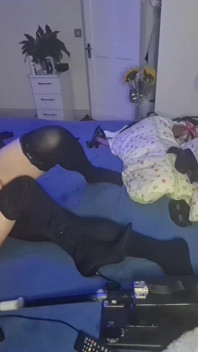 Cuando una polla no es suficiente, tan cachonda madrastra usa una máquina de follar su vagina con un consolador enorme