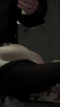 Svázaná milfka miluje všechno, co jí protáhne