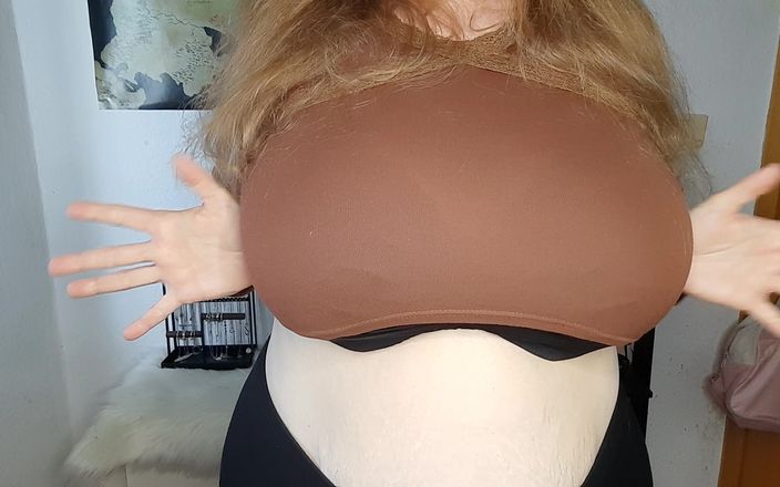 Curly_Dreams: 嗯，我正在为你拿出我又大又柔软的乳房。