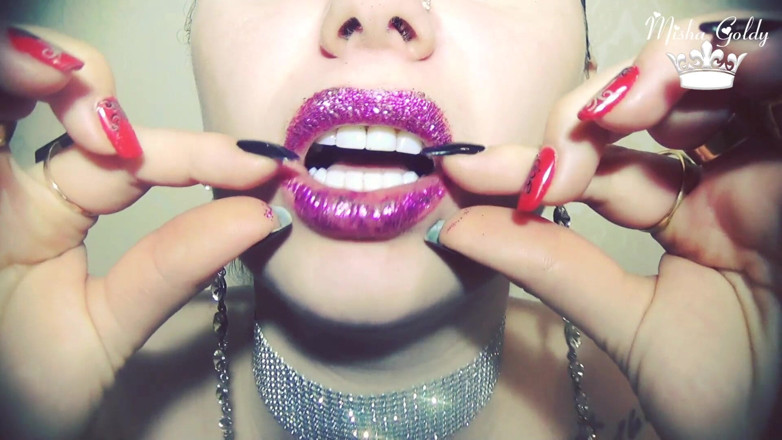 Goddess Misha Goldy: Lila wilde lippe riecht und sense