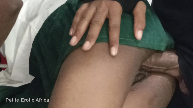 Petite Erotic Africa: Süßes ebenholz-teen nimmt riesigen schwanz aus leidenschaft