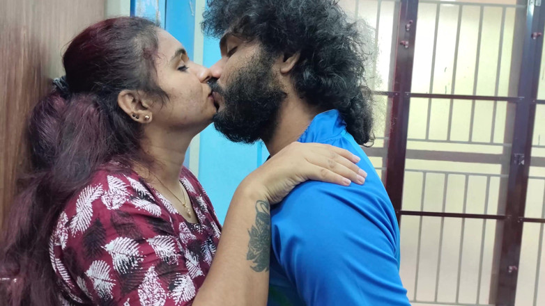 Vaigavarun45: Blocco delle labbra e bacio con la lingua