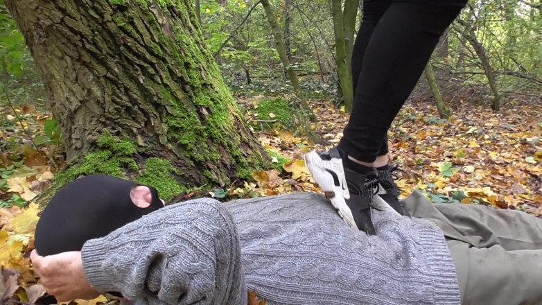 Femdom Austria: Trampning Session i skogen, för den fattige mannen
