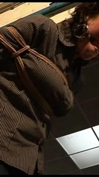 Steffi dinglande på repet tätt ballgagged