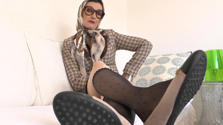 Lady Victoria Valente: スティープーントのための激しいチンポマッサージ汗だくの足と汗だくの足の臭い、POV、JOI、レディ・ヴィクトリア・ヴァレンテ