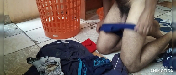 Stink HairyMale: Kirli kıyafetler sepet