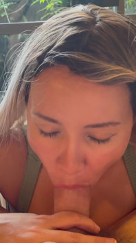 Aleksandra lagi asik mainin lidahnya di kontolmu