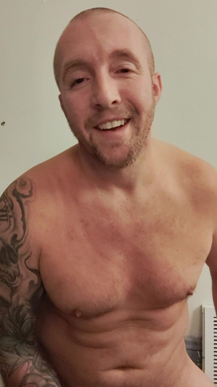 Naughty Daddy: Sledujte, jak si táta hladí ptáka, dokud se pro tebe...