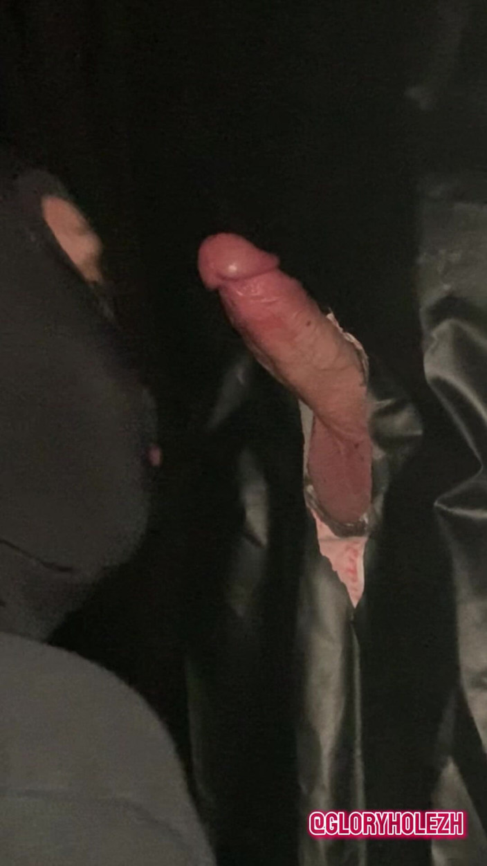 gloryholezh: Trabajador de la construcción hetero regresa e inesperadamente quiere mi...