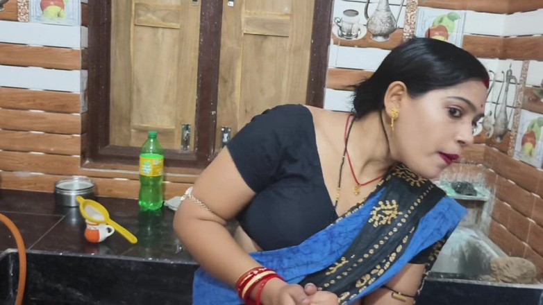 Sona bhabhi: Quente indiana milf empregada esposa está seduzindo e fodendo duro,...