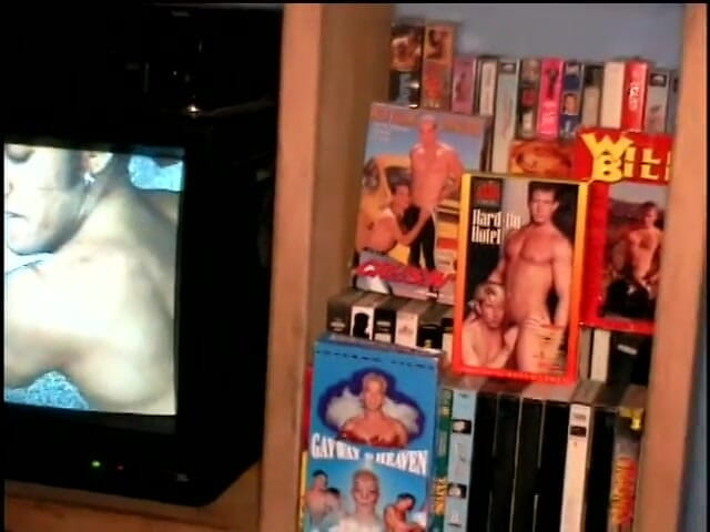 Gays Case: Pejantan menjadi terangsang saat menonton film porno dan masturbasi sendirian