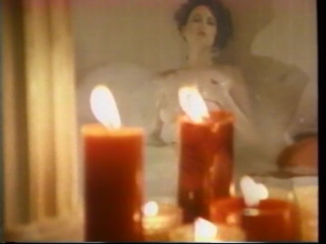 Old Good Porn: Dziarski Sikora Seksowna brunetka dziewczyna uwielbia rozbierać się nago i...