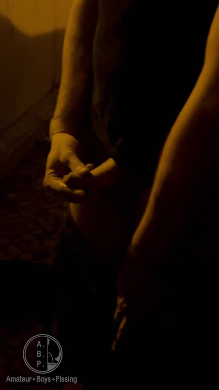 AmateurBoysPissing: Ragazzo amatoriale sorpreso a pisciare in strada e gli ha...