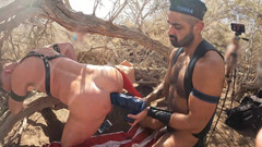 Latino4cumsluts: 拳头和假阳具在他张开的洞里