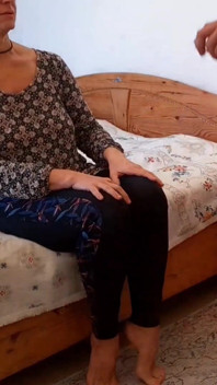 素人妻は歩いた後にフェラチオを楽しんで飲み込む