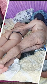 Massaggio Sensuale Di Una Coppia Calda Con Olio Sul Corpo. Preliminari in Camera Da Letto Con Una Coppia Amatoriale.