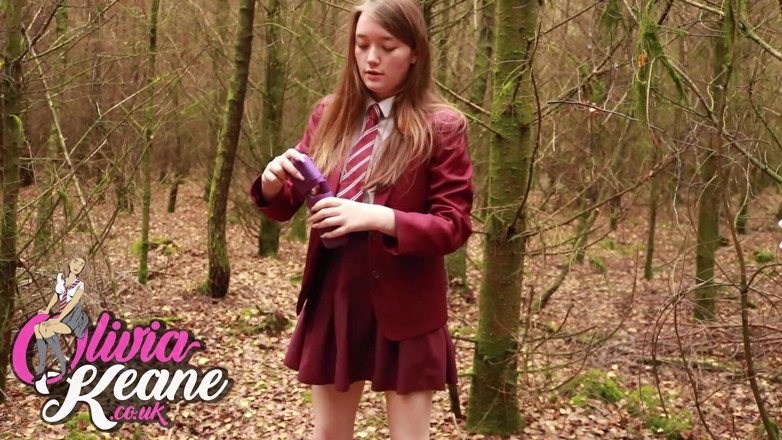 Olivia Keane: kolej garl baahar peshaab karne ke lie Shewee ka upyog...
