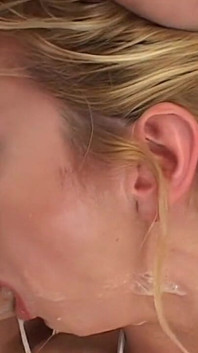 Nienasycona blond milf dziwka dostaje wszystkie dziury staranowane i wypełnione przez kutas hordy