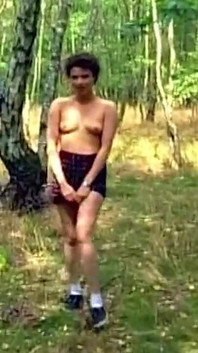 Bruna matura si sditalina la figa gocciolante nella foresta Frenzy