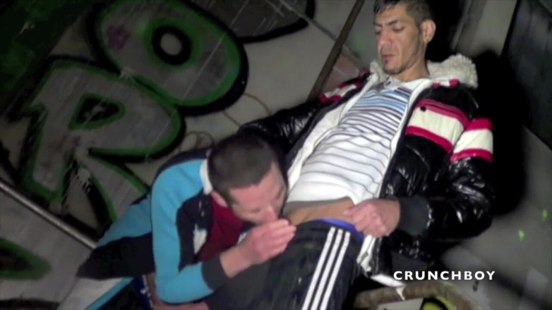 ARAB FUCKERS WITH HUGE COCKS: In der nacht von hetero bösem jungen im freien gefickt