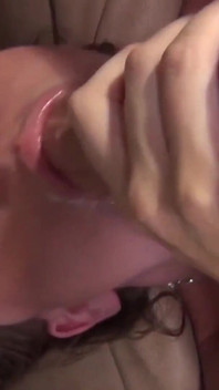 Vše v scéně můj obličej-4 sexy brunetka Sierra Miller má ráda deepthroat velký penis a výstřik na obličej