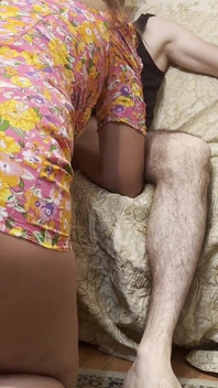 Elle suce la bite du garçon sur le canapé puis lui fourre son gros cul