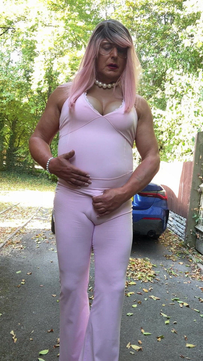 Kellycd2022: ピンクのジャンプスーツとヒールで2022年、クロスドレッサーのケリーcd。