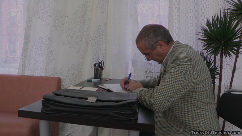 Tricky Old Teacher: Erotik ve cinsel öğretmen genç öğrenciyi boşalana kadar sert sikiyor